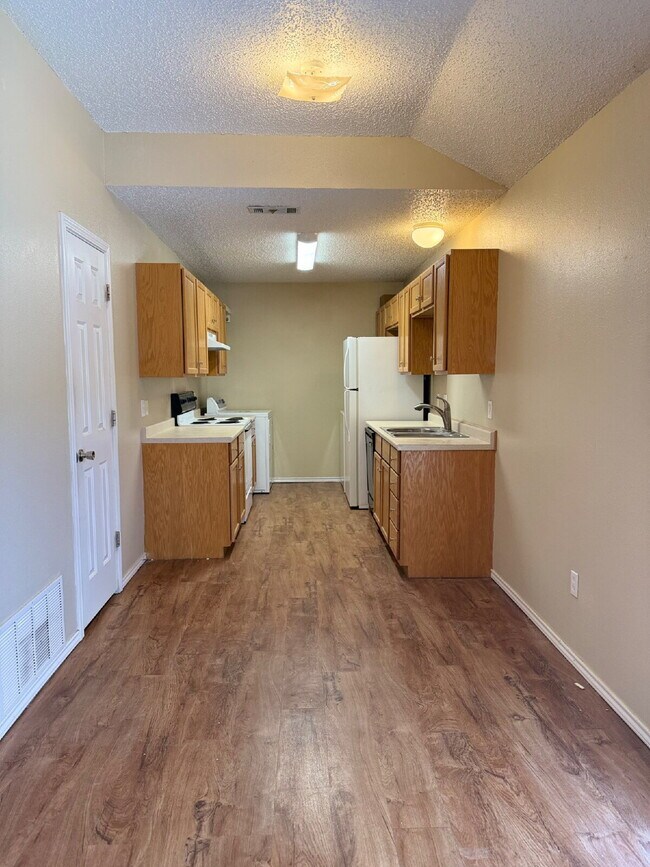 Foto del edificio - Modern Living Meets Ultimate Convenience: 2 Bed/2 Bath Gem!