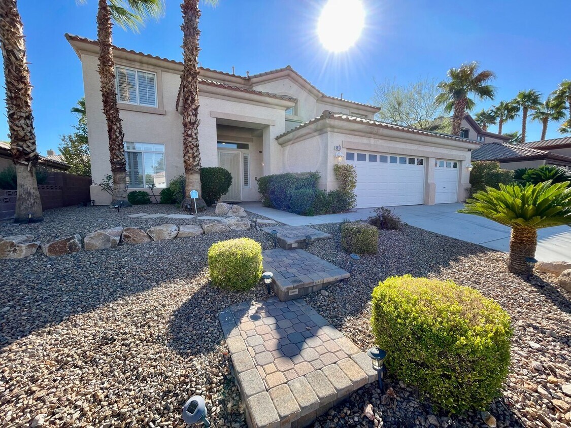 Foto principal - Gated Community - 3 Car Garage - 5 Bedroom...