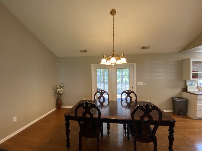Building Photo - Farina Drive 345