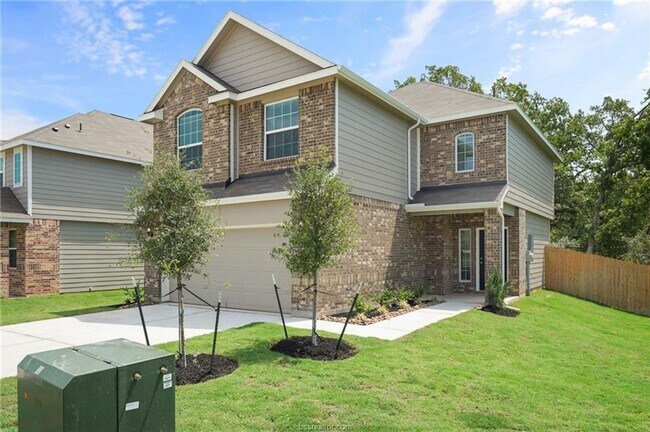 Building Photo - 4 Bedroom 2.5 bath, 2 car attached garage,...