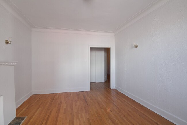 Building Photo - 5530 Cote Saint-Luc Road