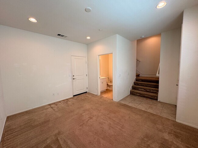 Building Photo - 4 Bed, 4 Bath in Eastvale!