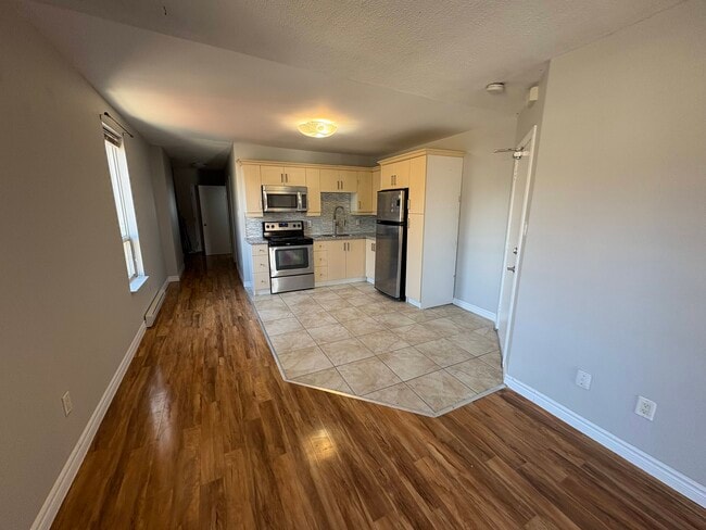 Building Photo - 2 Bedroom On Corner or King and Locke St Includes Parking