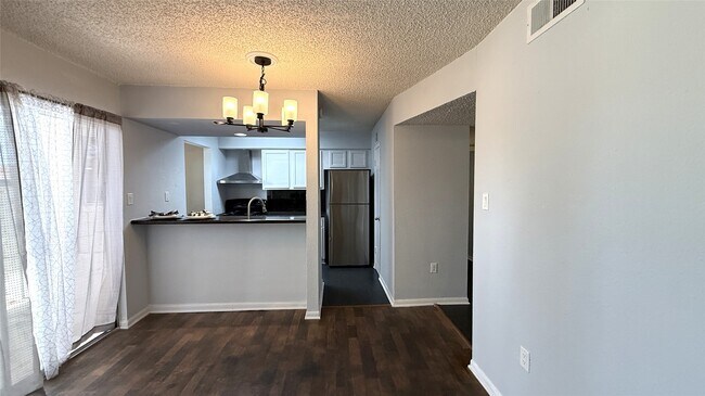 Foto del edificio - 250 El Dorado Blvd