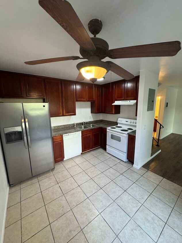 Foto principal - Spacious 2 Bedroom, 1.5 Bath Two-Story Tow...