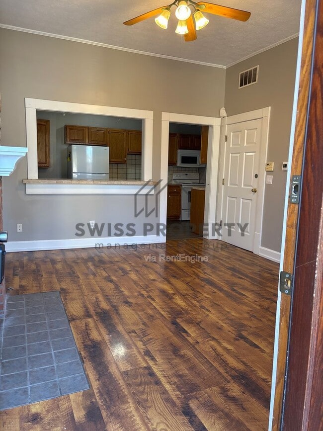 Building Photo - 804 1/2 E Main St