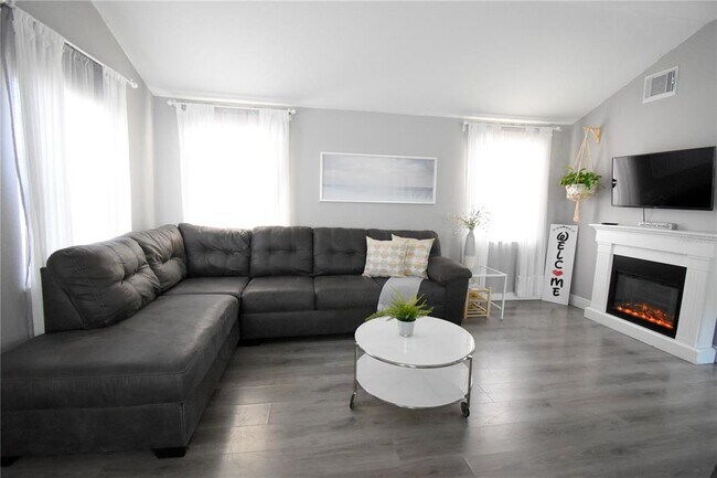 Foto del edificio - 221 E Cypress St