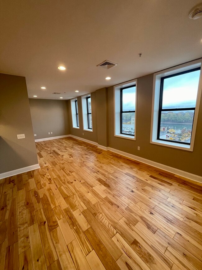 Building Photo - 11 W Market St