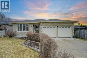 Building Photo - 535 Appledale Crescent