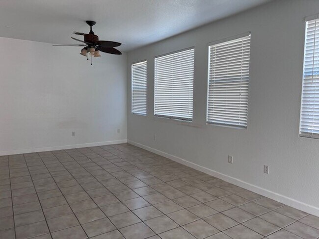 Building Photo - 4 bedroom home with one full bedroom and b...