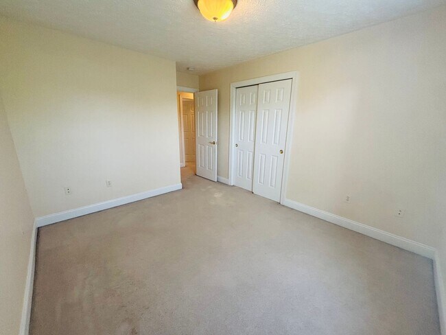 Foto del edificio - NEW FLOORS!  3 Bedroom 2.5 Half Bath Townhouse