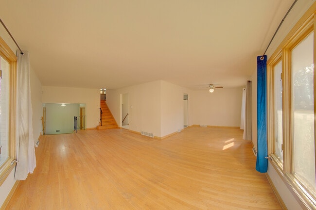 Building Photo - 10001 S Komensky Ave