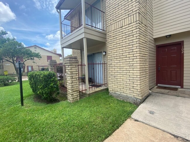 Building Photo - 2120 El Paseo St