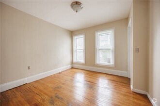 Building Photo - 18 Vick Park B