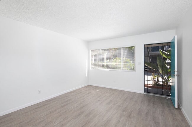 Building Photo - 2 Bedroom in PB with Access to Parking, Po...