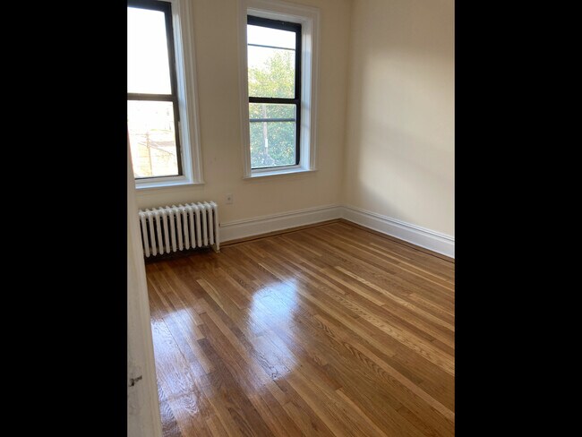 Building Photo - 32 33rd St