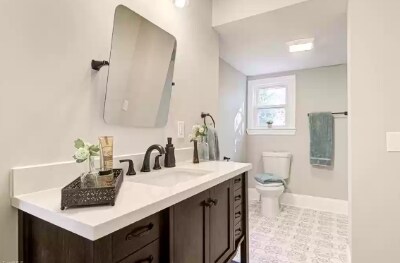Bathroom with Tub/Shower - 817 Shober St