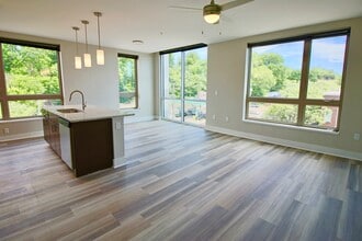 Building Photo - Main2525