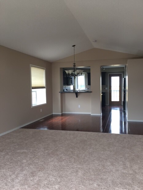 Photo du bâtiment - 4 Bed 2 Bath Unit in Olds, AB