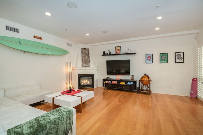Living Room - 851 N San Vicente Blvd