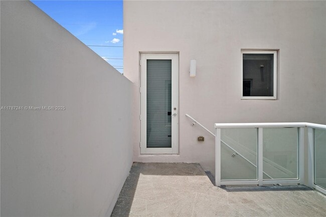 Building Photo - 10400 NW 63rd Terrace