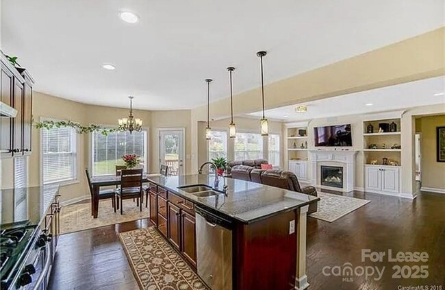 Foto del edificio - 8106 Mandeville Ct