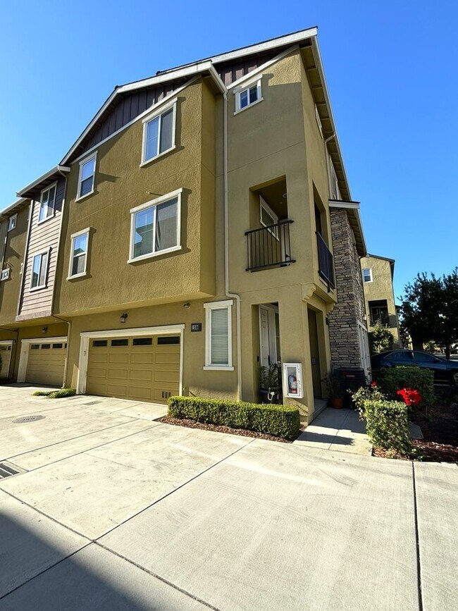 Building Photo - Appealing 3-bedroom, 2.5-bathroom home loc...