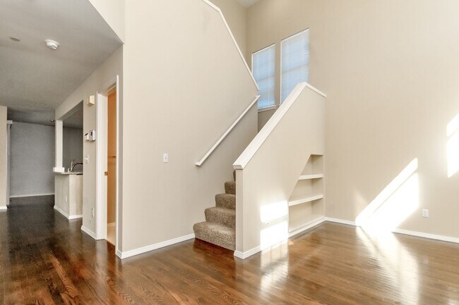 Building Photo - 4 bedroom DuPont home