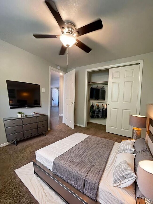 Building Photo - 2 Bed 1 Bath Apartment in a GREAT location!