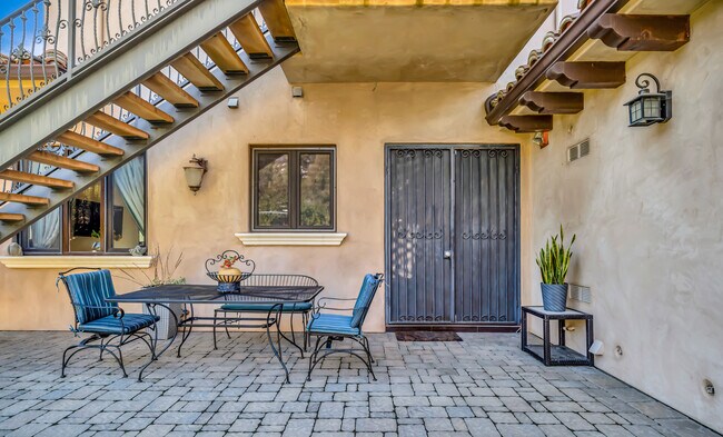Foto del edificio - 44 Hackamore Ln