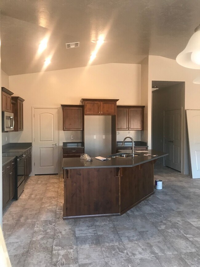 Building Photo - Beautiful 4 bedroom home in Washington Fields!