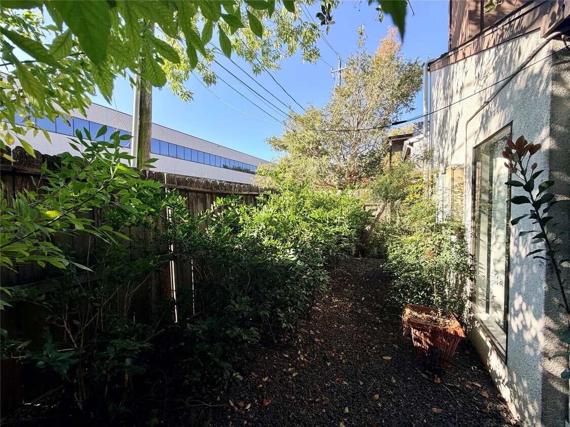 Foto del edificio - 4503 Medinah Pl