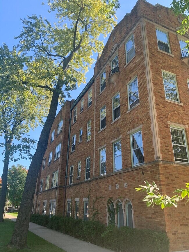 Building Photo - 7647 W Ibsen St