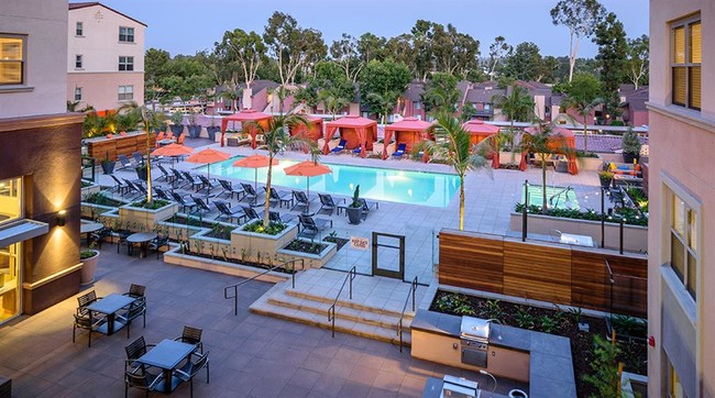 Resort-style pool and spa with entertainment areas - Reata Oakbrook Village