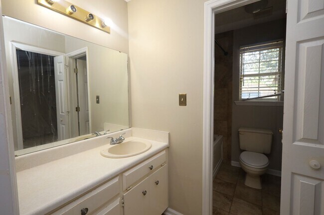 Building Photo - 4116 Hamilton Cir