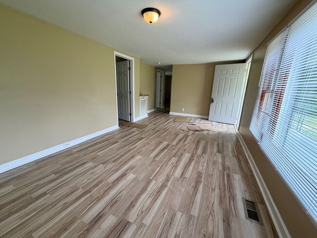 Building Photo - Knoxville 37914 - 3 bedroom, 2 bath home - Contact Tara Hayes (865) 242-8010