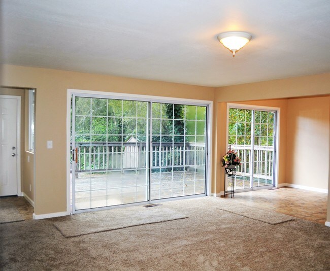 Sala de estar de la casa principal - 5800 Valley Dr