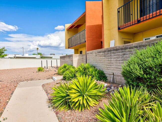 Foto del edificio - Come take a swim on these hot summer days!