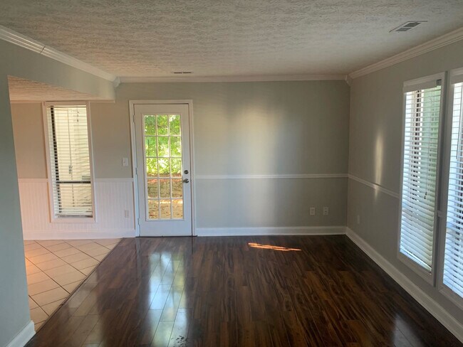 Foto del edificio - 4243 Briarwood Dr