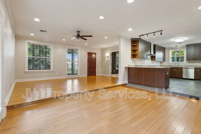 Foto del edificio - 5427 Charlotte Dr