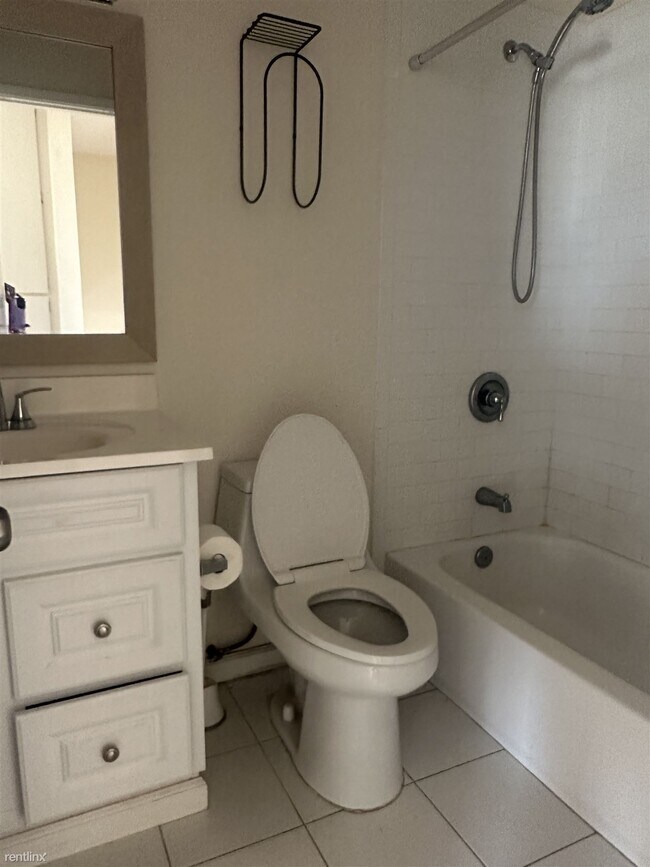 Foto del edificio - 2 br, 1.5 bath Duplex - 7241-43 Balkis Lan...