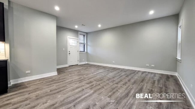 Building Photo - 3 bedroom in EVANSTON IL 60202