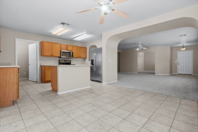 Foto del edificio - 589 W Jardin Loop