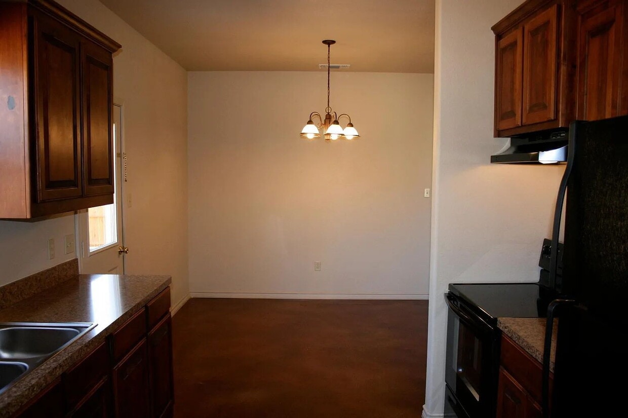 Foto del edificio - 3 bedroom 1 bath duplex