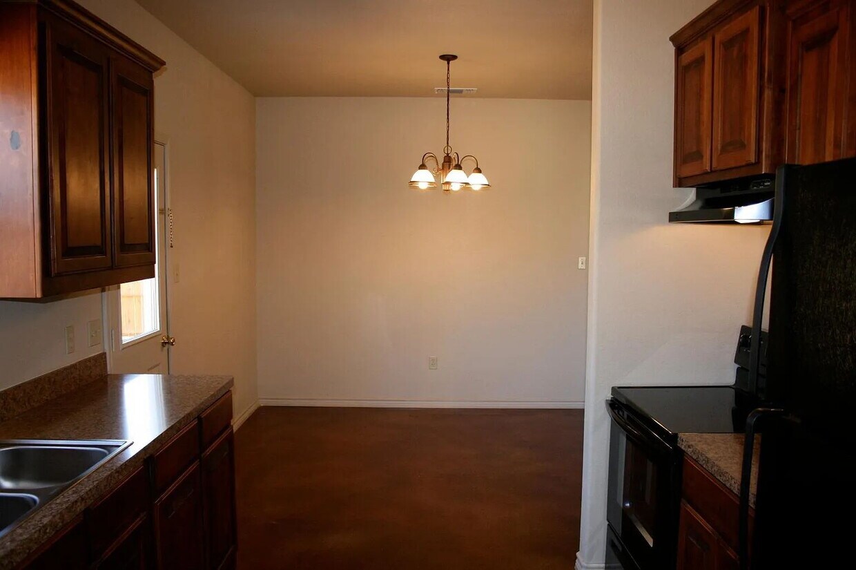 Building Photo - 3 bedroom 1 bath duplex
