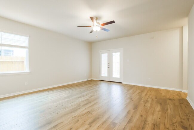 Foto del edificio - 16459 Hill Dr