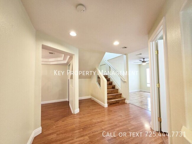 Building Photo - 5 BEDROOM HOME IN THE SOUTHWEST WITH POOL ...