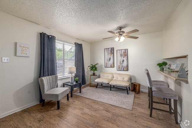 1BR, 1BA - 500SF - Living Room - Kenilworth Ridge... A Hidden Jewel!