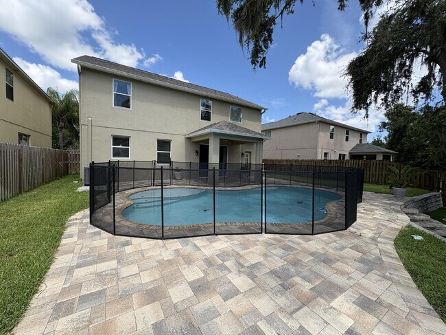 Foto del edificio - Spacious 5-Bedroom Pool Home with Putting ...