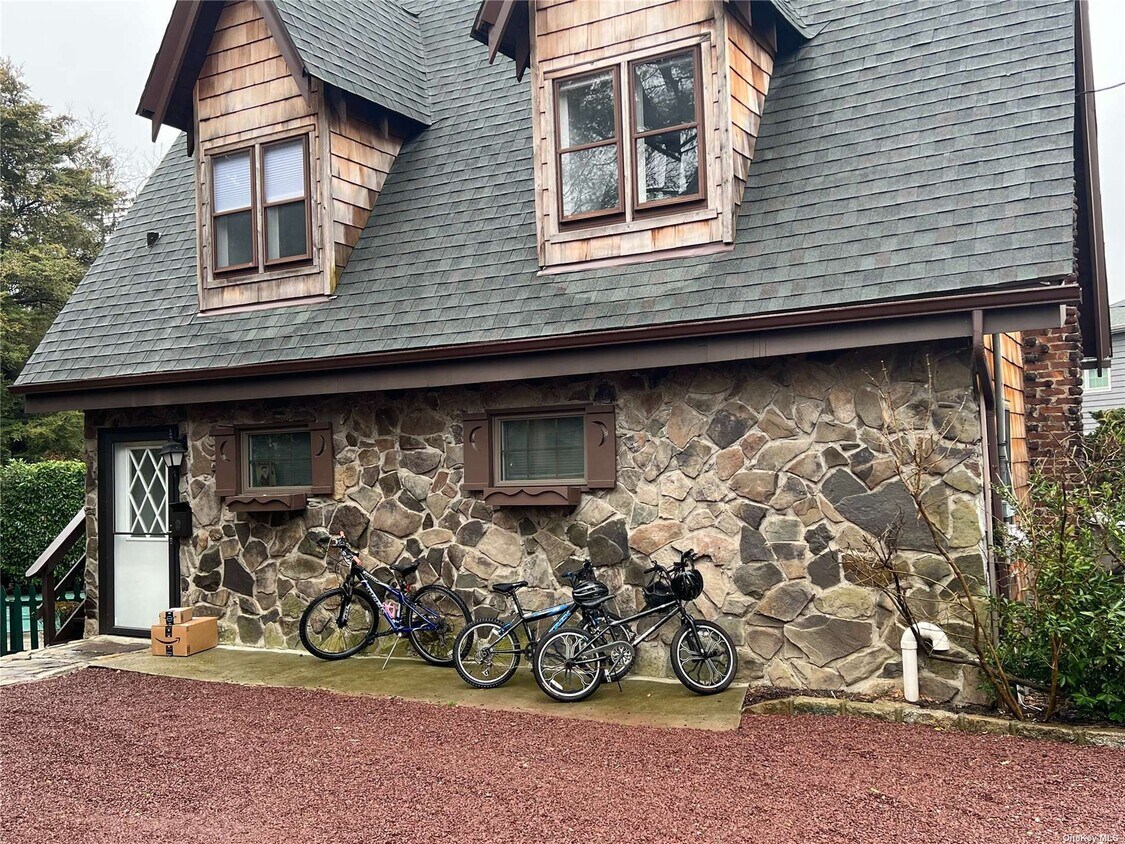 31 Walnut St, Glen Head, NY 11545 House Rental in Glen Head, NY